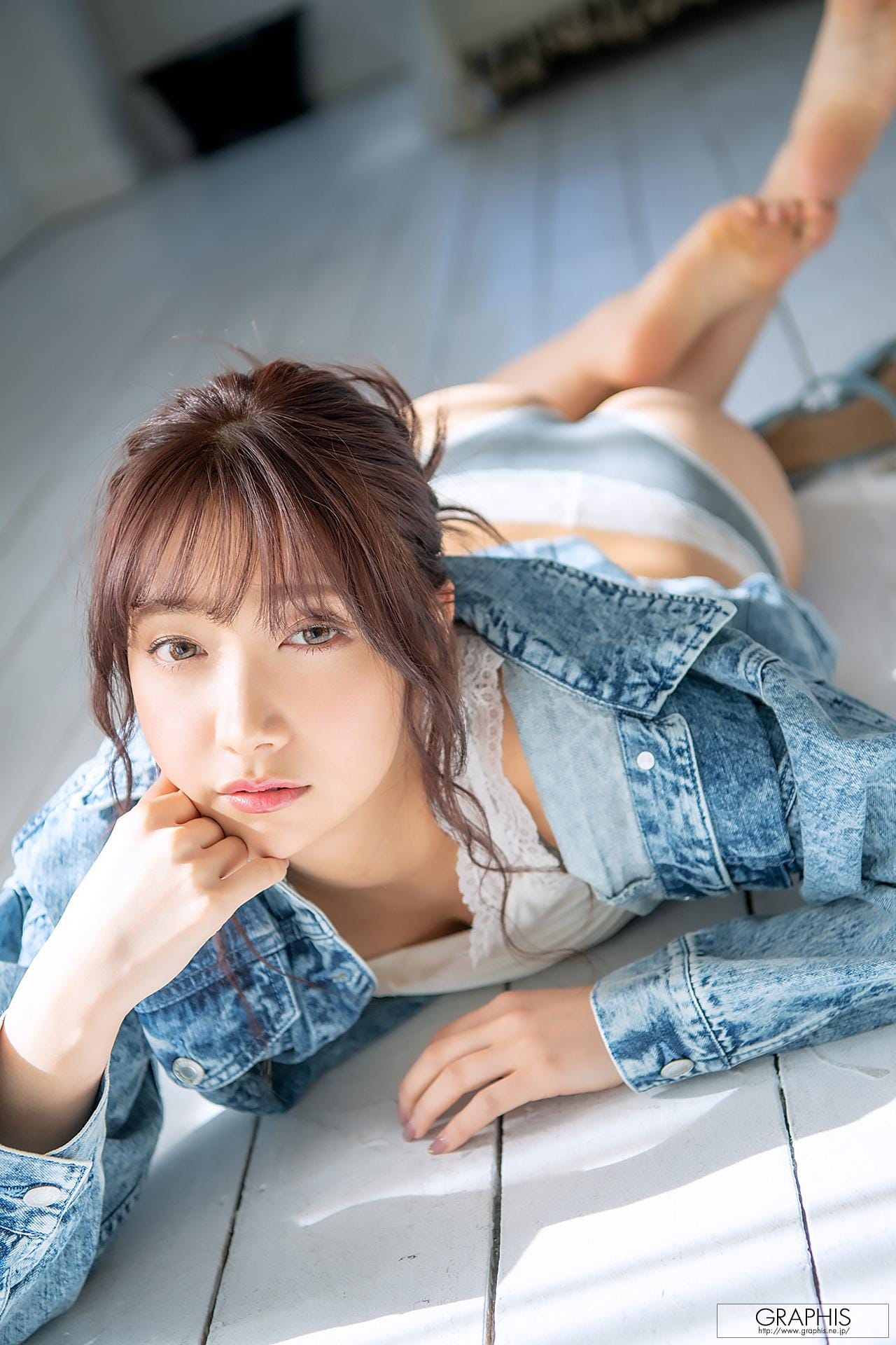 温馨室内窗前背景下的可爱风骚私房清纯少女诱惑
